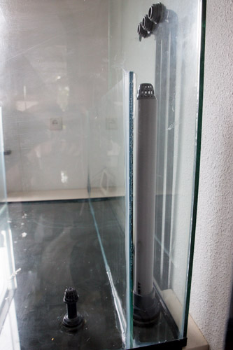 The new glass divider is glued in place and looking good (and no cracks this time :) )